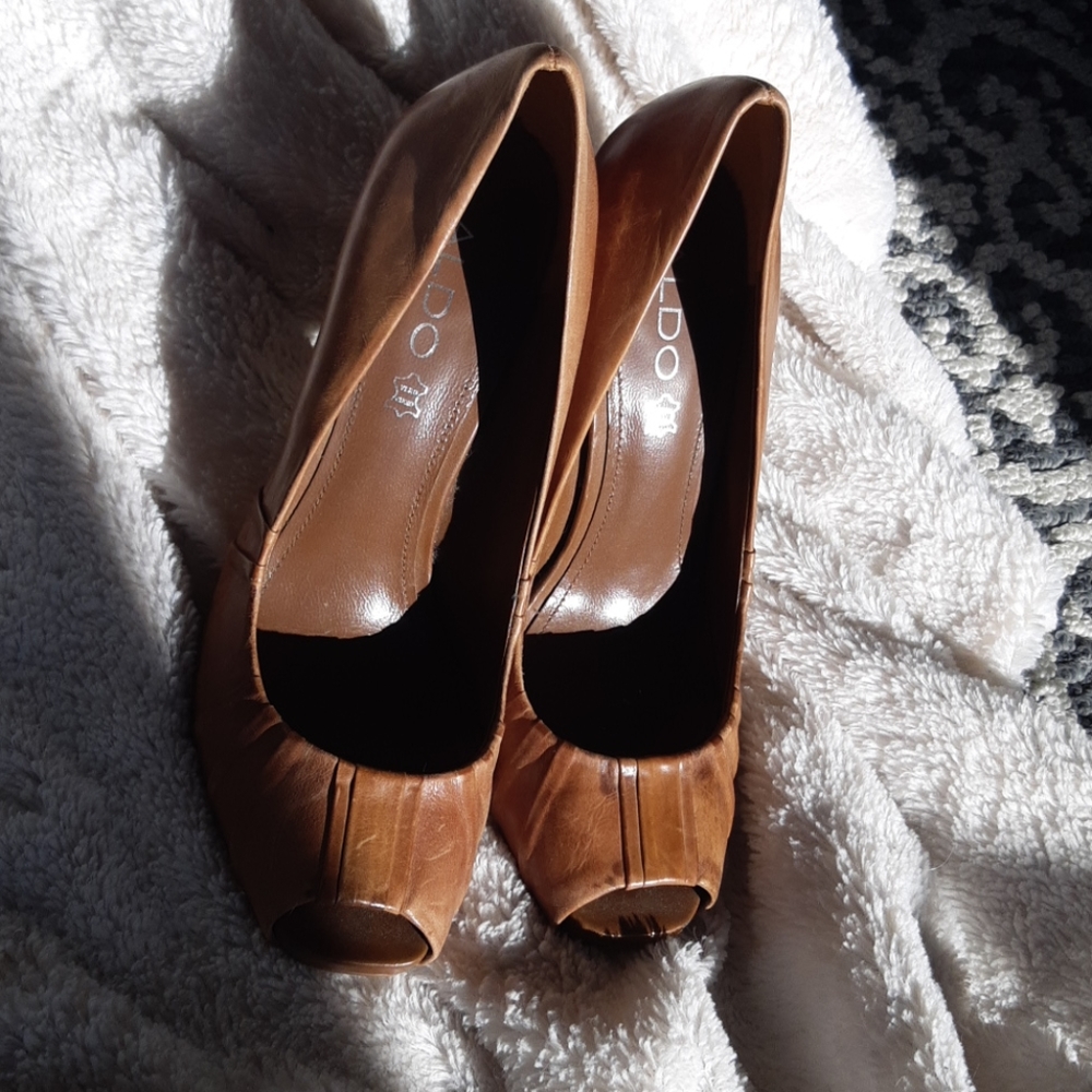 Open toe 5 in caramel coloured heel